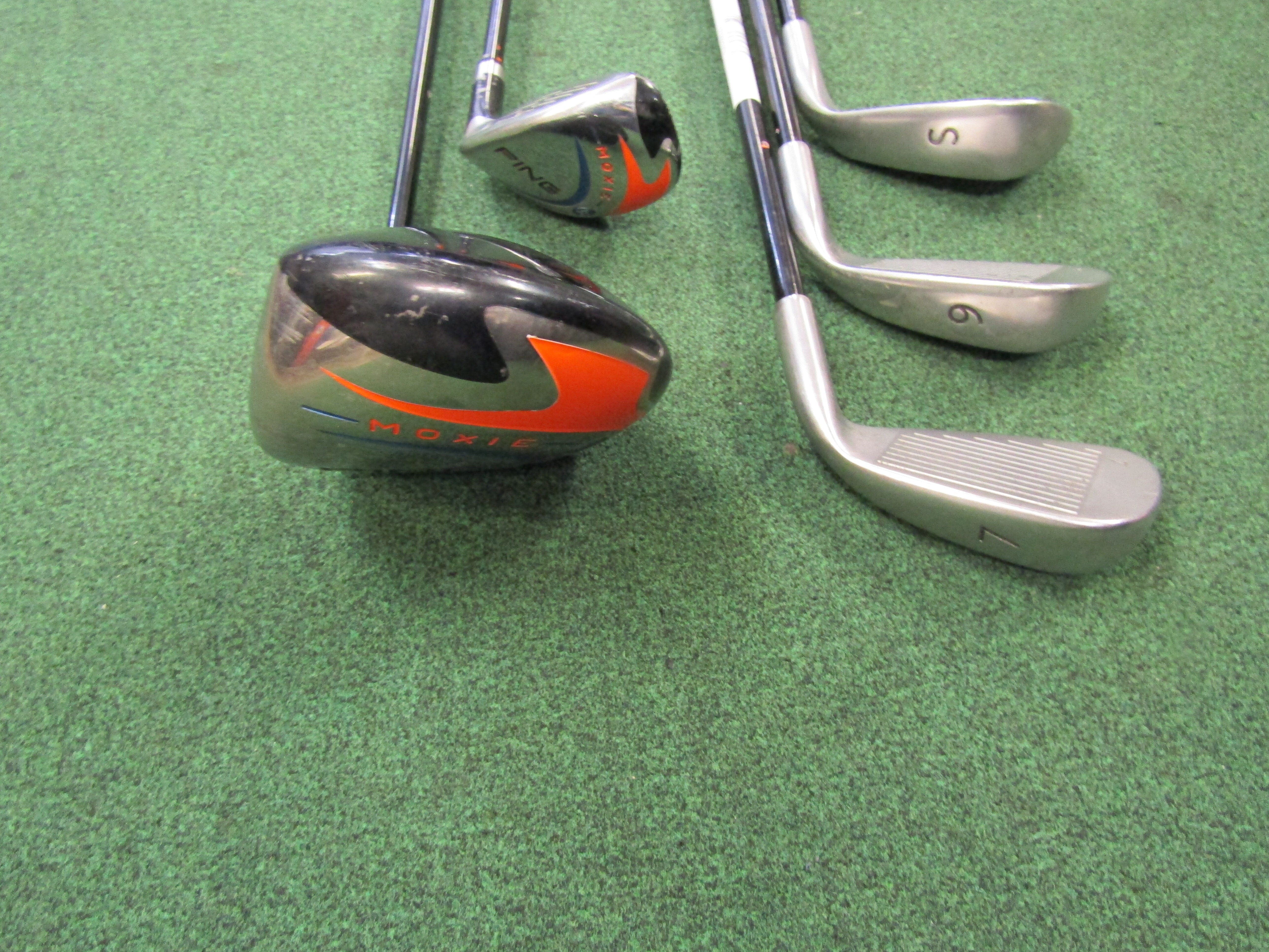 Ping Moxie 5pc. Set Youth Flex Graphite Shaft Left Hand (8-11 yrs) Junior Pre-Owned Golf Set Ping